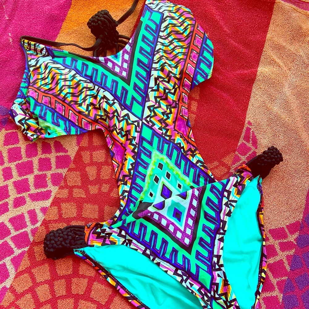 Cut out one piece bathing suit 🌼